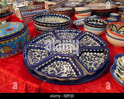 Piastre in ceramica per la vendita al mercato di Natale a Kingston upon Thames, London. Novembre 2017 Foto Stock