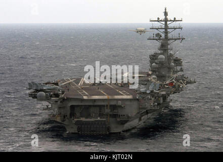 La marina degli Stati Uniti e-2d hawkeye airborne early warning aeromobile lancia dal ponte di volo a bordo della marina degli Stati Uniti nimitz-class portaerei USS Ronald Reagan durante l'esercizio annuale novembre 20, 2017 nel Mare delle Filippine. (Foto di kenneth abbate via planetpix) Foto Stock