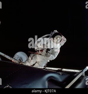 La Nasa apollo 9 con terra di missione orbitale il primo equipaggio astronauta russell schweickart sorge sul modulo lunare 3 spider durante un'attività extravehicular spacewalk Marzo 6, 1969 in orbita intorno alla terra. (Foto di foto nasa via planetpix) Foto Stock