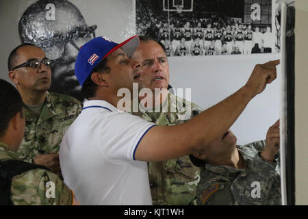 Il sindaco di Arecibo Carlos Molina (a sinistra) indica i ponti e le strutture danneggiati su una mappa del comandante del Nord dell'esercito degli Stati Uniti Jeffrey Buchanan al Coliseo de Arecibo Manuel G. Iguina Reyes durante gli sforzi di soccorso in seguito all'uragano Maria 29 ottobre 2017 ad Arecibo, Porto Rico. (Foto di Michael Broughey via Planetpix) Foto Stock