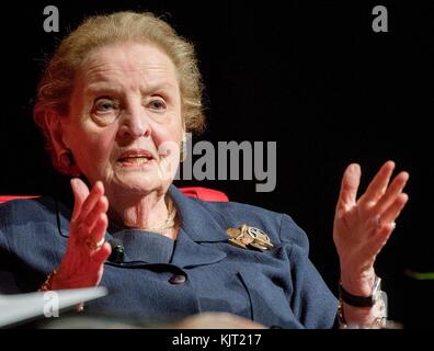 Ex segretario di Stato degli Stati Uniti, e ambasciatore delle Nazioni Unite Madeleine Albright parla durante la fase di apertura del leggere il mio pin: la Madeleine Albright mostra della collezione presso la lbj presidential library ottobre 26, 2017 in Austin, Texas. Foto Stock