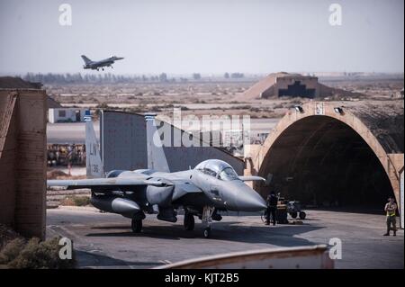 Un US Air Force F-15E Strike Eagle strike fighter aircraft si prepara a prendere il via sulla pista al udeid air base ottobre 9, 2017 vicino a Doha, in Qatar. (Foto di US Air Force foto via planetpix) Foto Stock