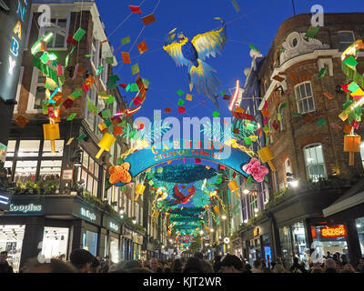 Vista delle splendide luci natalizie di Carnaby Street nella città di Londra 2017 Foto Stock