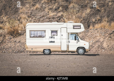 Vintage bus campeggio, rv camper nel paesaggio del deserto, Foto Stock