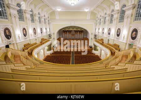 Vista superiore della sala grande della Statale Ciaicovskij di Mosca conservaroty prima di avviare il concerto di musica classica, Russia Foto Stock