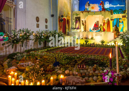 Veglia Durante La Settimana Santa Alla Chiesa Di Santa Ana | Antigua | Guatemala Foto Stock
