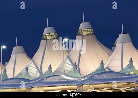 "Tenda" in fibra di vetro (tetto progettato da Fentress Bradburn Architects), Jeppesen Terminal Aeroporto Internazionale di Denver (DIA), Denver Colorado US Foto Stock