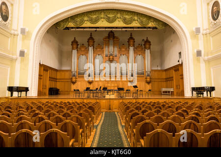 Una vista della tappa nella grande sala della Statale Ciaicovskij di Mosca conservaroty prima di avviare il concerto di musica classica, Russia Foto Stock