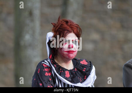 Witton castello, Bishop auckland, co. durham, Inghilterra. 29 ottobre, 2017. carità divertente guide, perseguito da zombie, prendere parte a un 5k l'esecuzione. Foto Stock