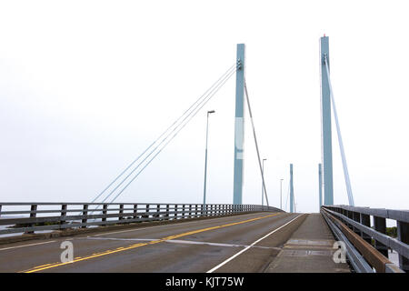 Il John O'connell sospeso con cavi di ponte di collegamento tra la città di Sitka con l' aeroporto e la stazione della guardia costiera. Foto Stock