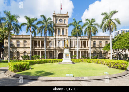 La statua del re Kamehameha davanti aliiolani hale a Honolulu, Hawaii, Stati Uniti d'America Foto Stock