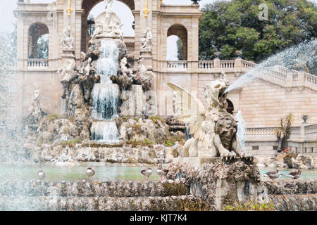 L'acqua sgorga grifone alato statua presso la fontana del Parc de la Ciutadella, Barcellona, Spagna Foto Stock