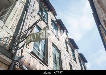 Hotel in metallo segno su una vecchia casa studwork a rouen Normandie, Francia Foto Stock