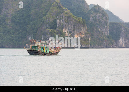 Un piccolo locale fisher barca nella baia di Halong, Vietnam Foto Stock