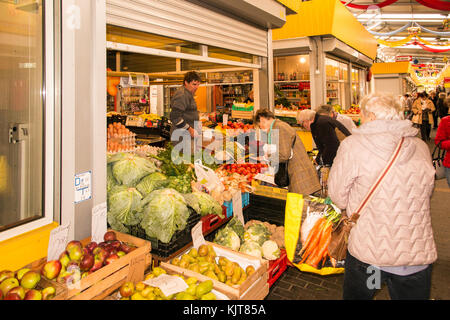 Donne shopping presso il tradizionale mercato coperto posto nell Arcidiocesi di Czestochowa in Polonia l'acquisto di loro coltivati localmente la frutta fresca e verdure provenienti dai titolari di stallo Foto Stock