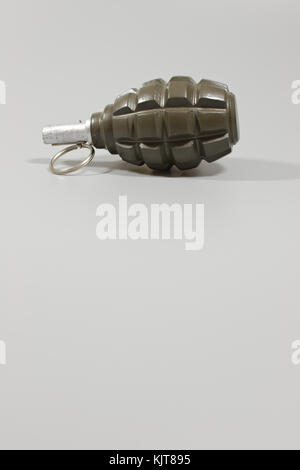 Una bomba a mano sdraiato in orientamento verticale con uno spazio bianco a sinistra per il testo. Foto Stock