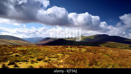 Ombre scure più scorrevole skiddaw e il modo in Cumbria Foto Stock