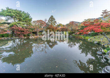 Momiji (acero) i colori autunnali, la caduta delle foglie pond riflessioni a Maruyama park (Maruyama-Kouen) Situato vicino il santuario Yasaka, Kyoto, Giappone Foto Stock