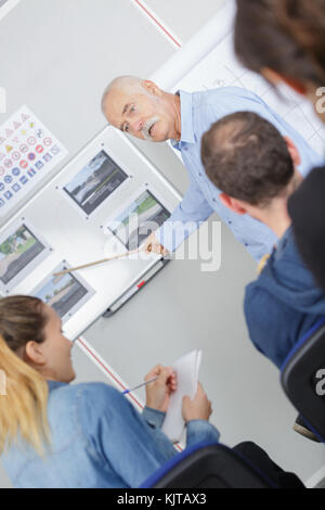 I giovani in teoria su strada classe Foto Stock