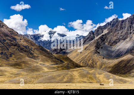 Foto scattata in agosto 2017 nelle Ande del Perù, Sud America: la scena della montagna con il Glacier cielo blu e nuvole Foto Stock