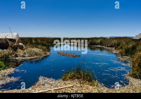 Foto scattata in agosto 2017 in Copacabana Bolivia, Sud America: isole galleggianti composta di Totora reed vicino Huatajata, Bolivia Lago Titicaca Foto Stock