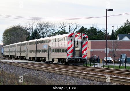 Un inbound Metra treno il trasporto pendolari di Chicago che arrivano al Suburban Lombard, Illinois stazione ferroviaria. Lombard, Illinois, Stati Uniti d'America. Foto Stock