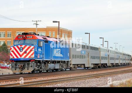 Un inbound Metra treno il trasporto pendolari a Chicago arrivando al lombardo suburbana stazione ferroviaria. Lombard, Illinois, Stati Uniti d'America. Foto Stock