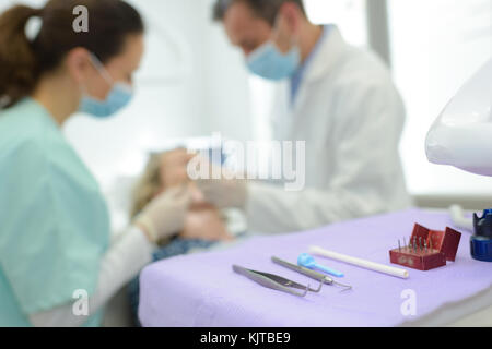 Dentista strumenti nella barra in metallo sul tavolo vicino fino Foto Stock