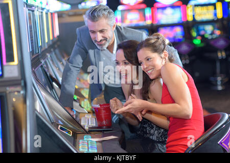 I giovani a giocare le slot machine di Casino Foto Stock