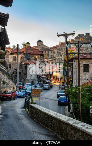 Pavimentato strette strade tradizionali nel pittoresco villaggio di Dimitsana. La sua una greca popolare destinazione turistica soprattutto in inverno. Foto Stock