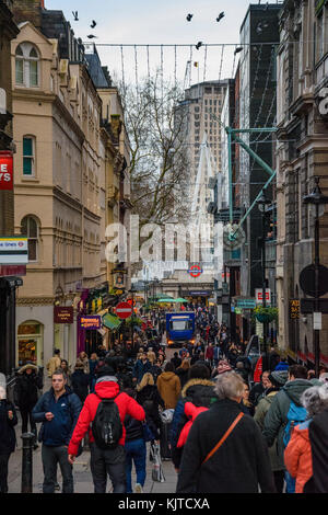 Ora di punta con la folla di gente che cammina attraverso il terrapieno stazione della metropolitana nella City of Westminster, Londra, Inghilterra, Regno Unito. Foto Stock