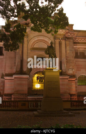 Statua di Matthew Flinders al di fuori del Mitchell ala del New South Wales Biblioteca Statale di Macquarie Street Sydney Australia Foto Stock