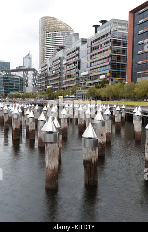 Ciò che una volta era un pontile di lavoro ora un pezzo d'arte National Australia Bank Building a Victoria Harbour promenade Docklands Melbourne Foto Stock