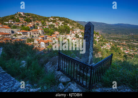 Vista panoramica dal famoso karytaina villaggio situato nel Peloponneso arcadia, Grecia Foto Stock