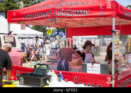 Turco Gozleme gourmet food bancarella vendendo questo famoso flatbread saporito piatto di Sydney , Australia Foto Stock