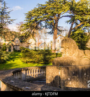 Lion statua in ingresso al Royal Victoria Park, bagno, Somerset, Inghilterra Foto Stock