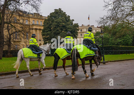 Polizia montata fuori Buckingham Palace. Londra, Regno Unito Foto Stock