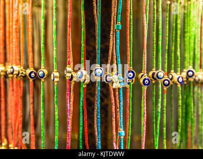 Tradizionale cordone colorato polsini,bracciali in vetro e pietre preziose in vendita in un bazar turco Foto Stock