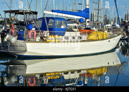 Ocean andando nave a vela completamente caricato con sedersi sulla parte superiore dei kayak gonfiabili e gara ormeggiato in Bayswater marina in Auckland. Foto Stock