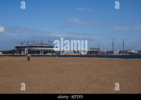 Saint Petersburg, Russia - 19.07.2015: la nuova San Pietroburgo Stadium e il suo ponte di accesso mentre in costruzione Foto Stock