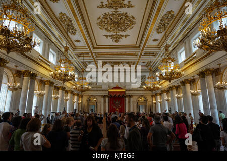 Saint Petersburg, Russia - 28.07.2015: i visitatori nella sala del trono all'Hermitage Foto Stock