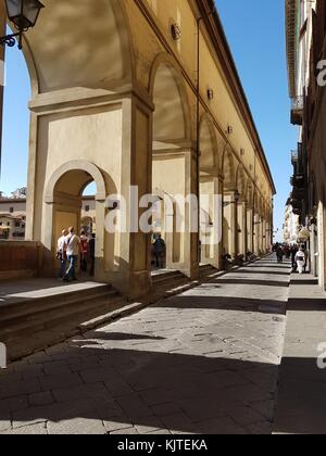 I turisti a piedi verso il basso il Lungarno degli Archibusieri avenue su un luminoso pomeriggio che conduce al ponte vechhio, Firenze, Toscana, Italia 2016 Foto Stock