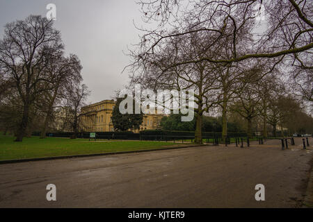 Vista del paesaggio attorno al centro commerciale e alla zona circostante a Londra vicino al Palazzo di Buckingham in una tipica giornata di pioggia. Foto Stock