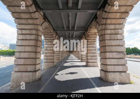 Punto di fuga vista da sotto il ponte di Bercy a Parigi Foto Stock