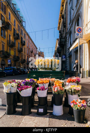 Bouquet di fiori colorati in vendita per le strade di Milano, Lombardia, Italia Foto Stock