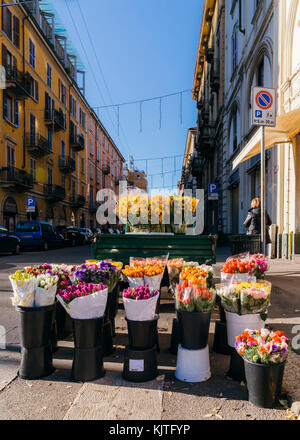 Bouquet di fiori colorati in vendita su strada di milano, lombardia, italia Foto Stock