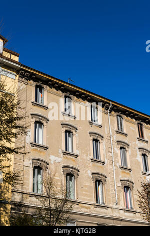 Architettura tradizionale usurata a Milano, Lombardia, Italia con cielo blu Foto Stock