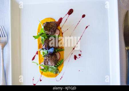 Deliziosi arrosti di carni bovine provenienti da un ristorante gourmet servita su una purea di zucca. Foto Stock