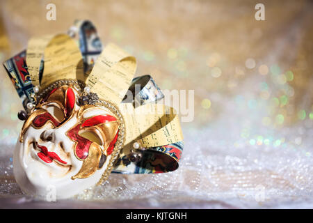 Festa di carnevale. Oro viola maschera, stelle filanti e coriandoli  luminosi su sfondo rosa, banner Foto stock - Alamy