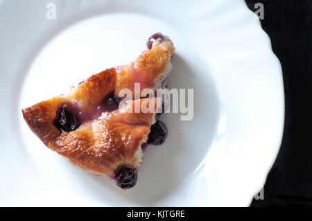 Fetta di torta da realizzare in Italia, con uve, pane e zucchero. chiamata 'schiacciata con l'uva, tipici in Italia, vista dall'alto Foto Stock